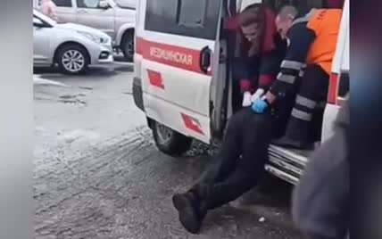 "Носилки для больных": в России врачи тащили пьяного пациента прямо по земле в машину скорой