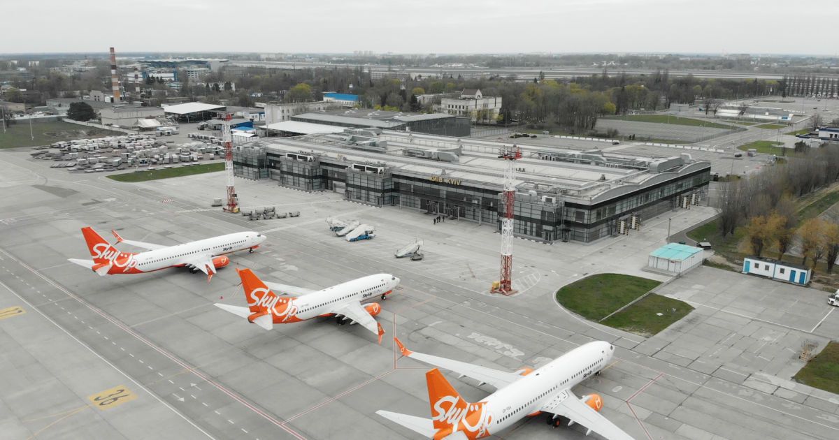 Хвиля "замінувань" у Києві: в аеропорту "Бориспіль" шукають вибухівку в літаку