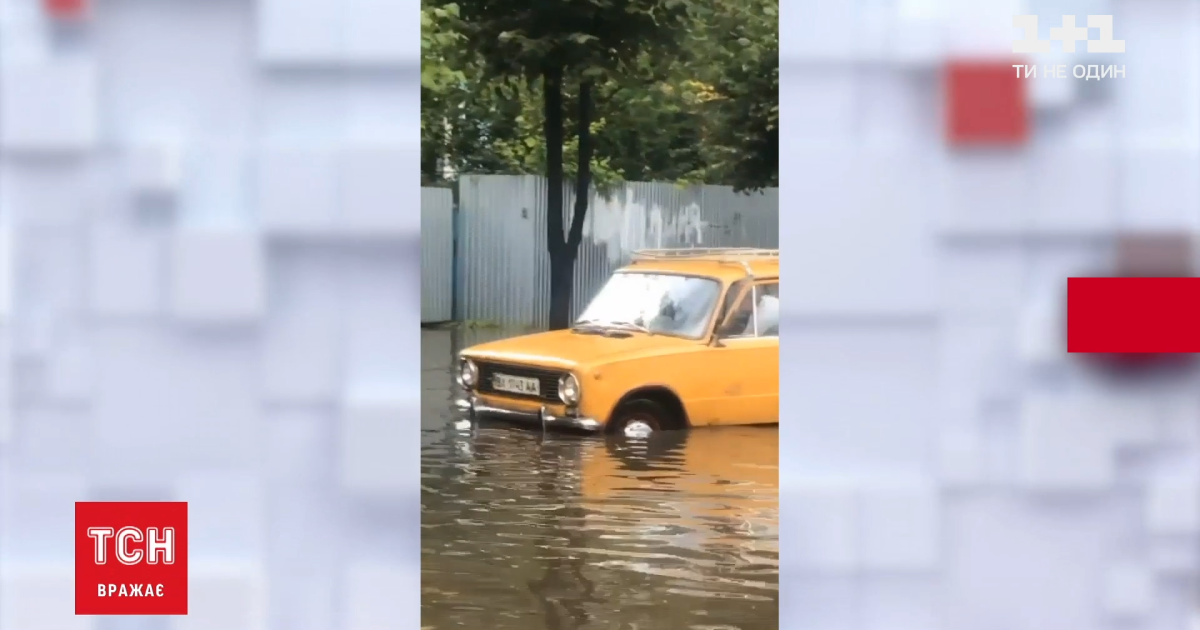 Погодный апокалипсис в Хмельницком: вода фонтанами била из-под земли, улицам плавали авто