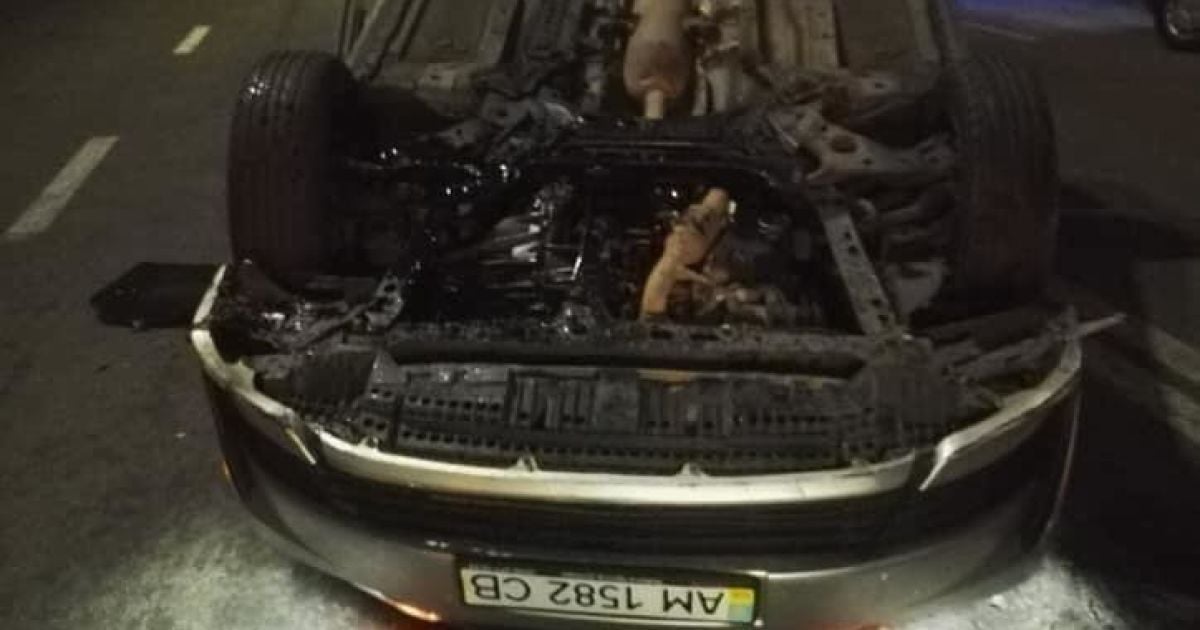 У Києві таксист заснув за кермом, автівка з пасажиркою перекинулась