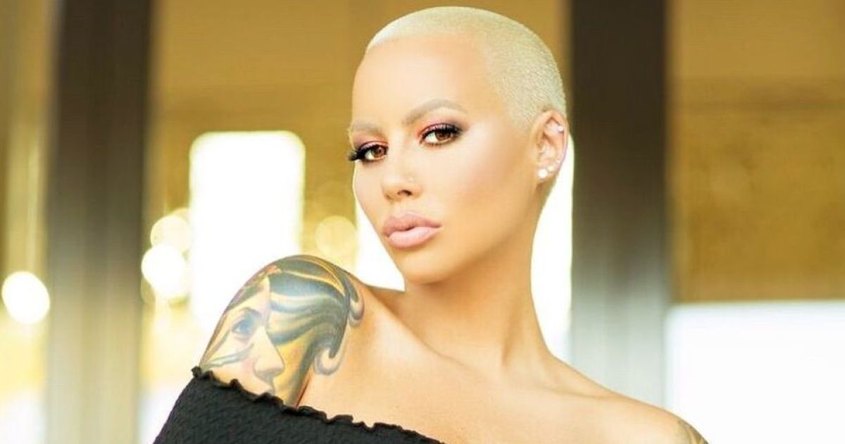 Повністю оголена екс-подружка Каньє Веста похизувалася своїми принадами