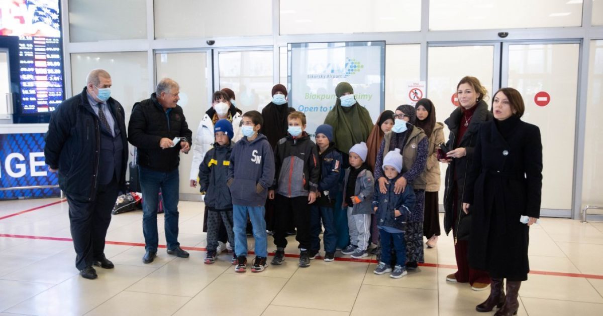 Перебували в закритому таборі: на Банковій розповіли подробиці евакуації трьох українок та 11 дітей із Сирії (фото)