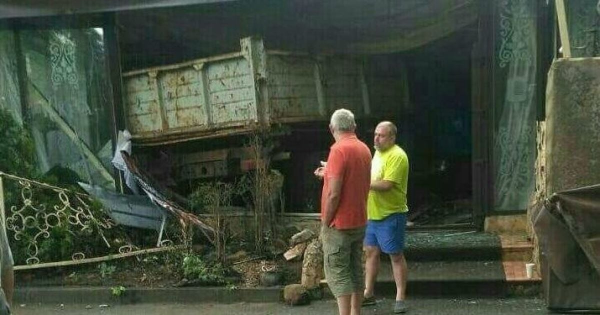 У Києві вантажівка на швидкості влетіла у кафе