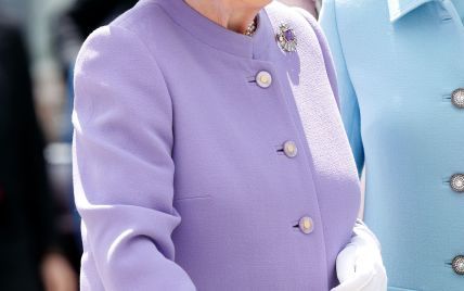 В ярком наряде и шляпе с цветком: королева Елизавета II на скачках в Эпсоме