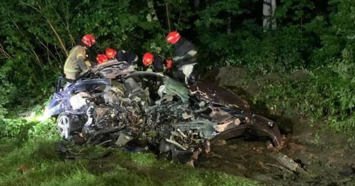 Занесло на встречную полосу: возле Львова 23-летний водитель Porsche разбился насмерть (фото)