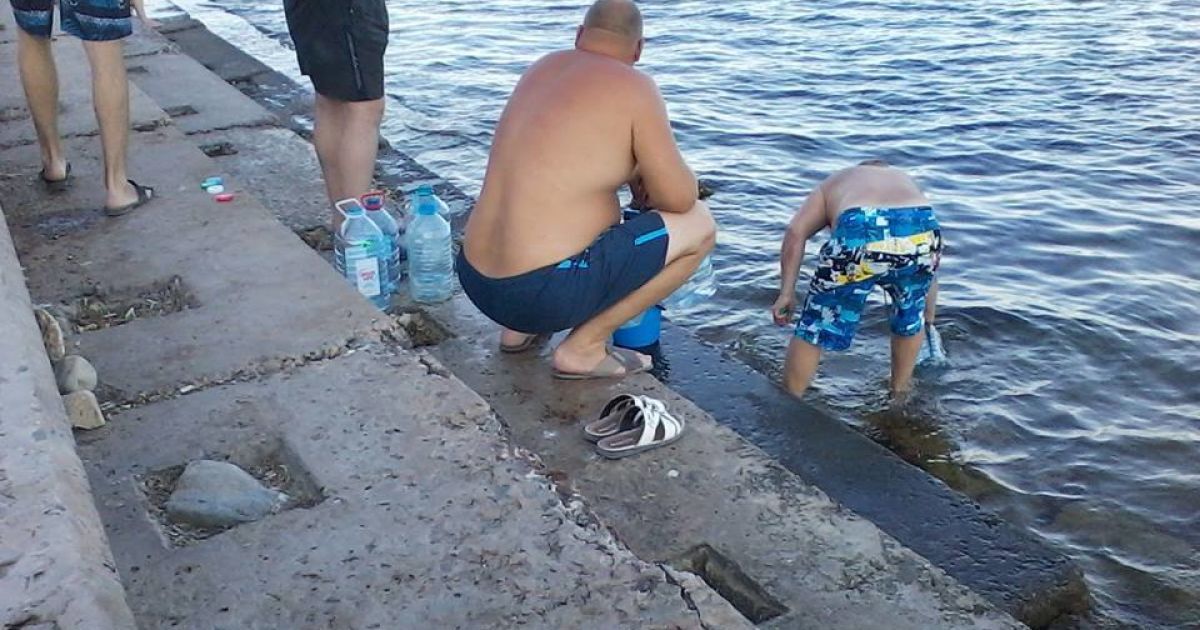 Люди в Євпаторії змушені набирати воду в морі