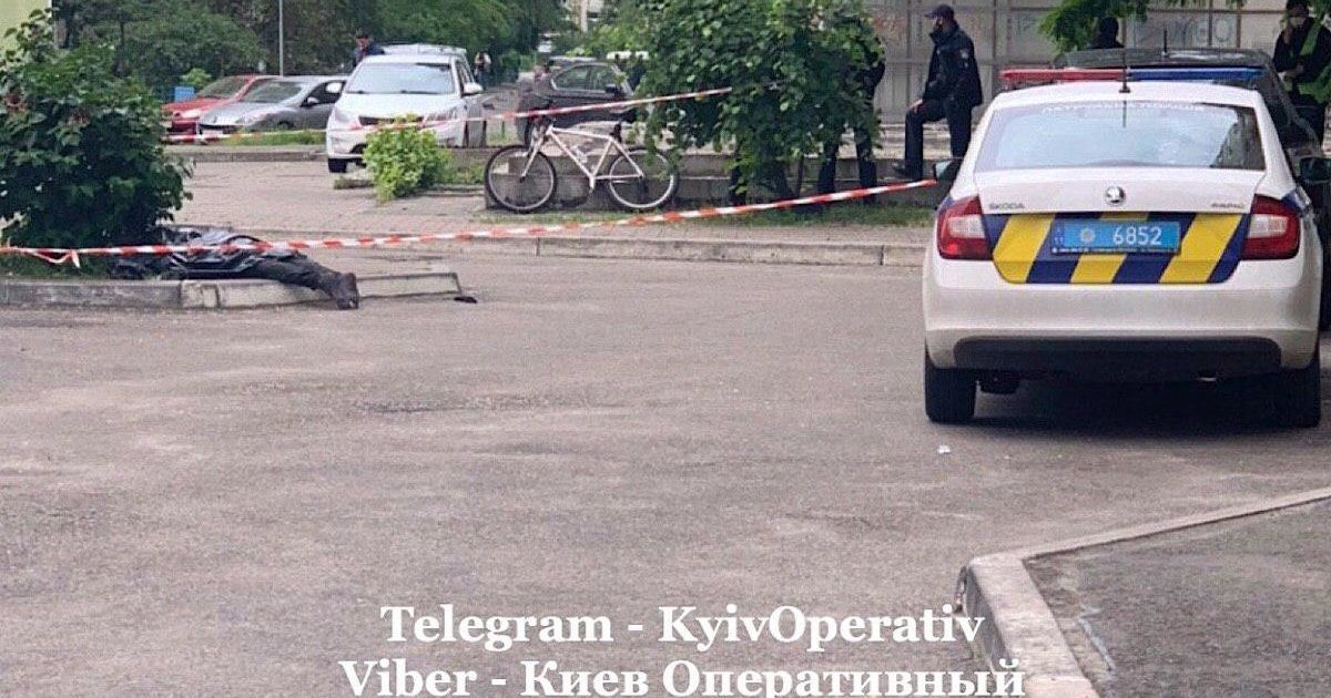 У Києві 19-річний хлопець випав з вікна багатоповерхівки та загинув