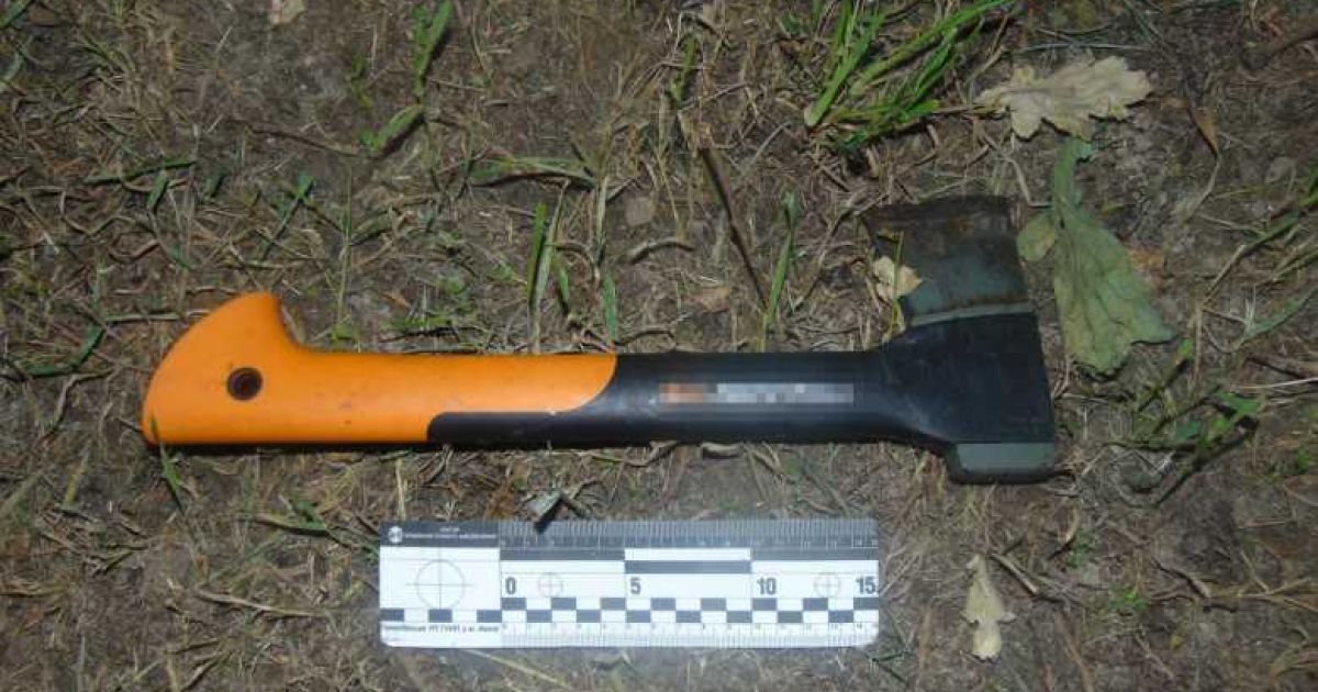 У Києві грабіжник з сокирою посеред вулиці напав на дівчину