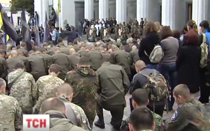 Киев почтил жертв теракта под Верховной Радой полуторачасовой церемонией