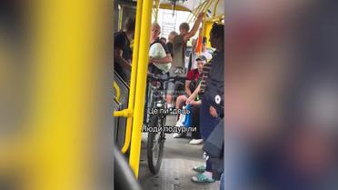 В Киеве пассажиры троллейбуса набросились на подростка, потому что тот перевозил велосипед