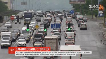 Непроезжие проспекты и нервные водители: с самого утра Киев сковали длинные пробки