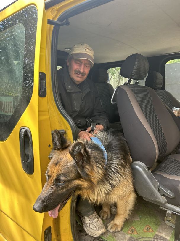 Мешканець Вовчанська втік від російських обстрілів разом зі своїм 4-лапим другом