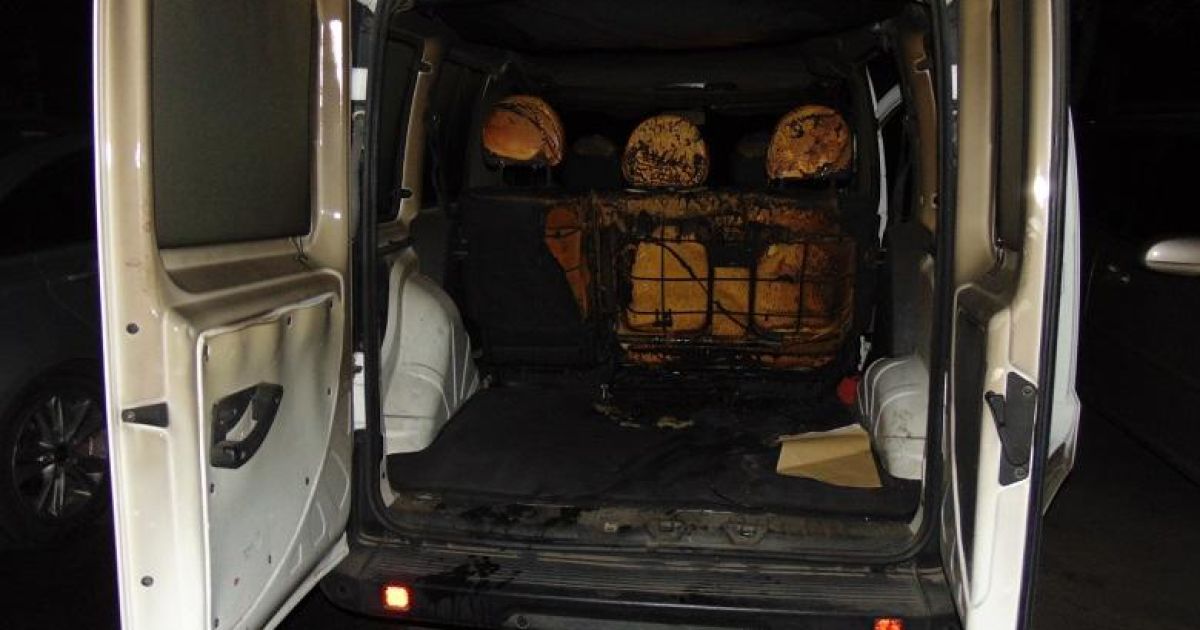 У Києві на Подолі двоє чоловіків, посварившись зі знайомим, підпалили його автівку: фото