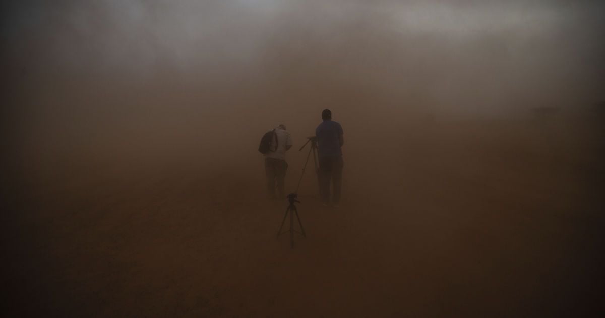 Почти не видно солнца: Каир накрыла мощная песчаная буря