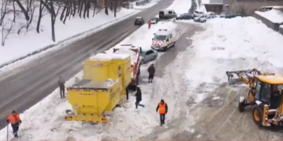 У Києві спеціальна машина плавить 60 тонн снігу на годину