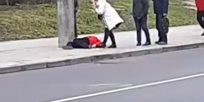 У Львові посеред вулиці помер чоловік: фото, відео