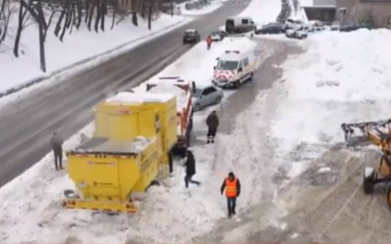 В Киеве специальная машина плавит 60 тонн снега в час