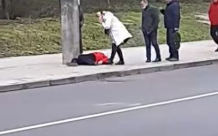 У Львові посеред вулиці помер чоловік: фото, відео