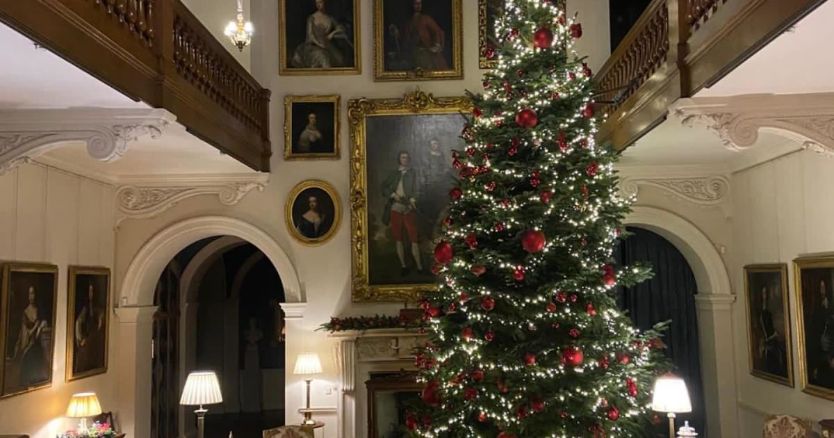 Чарльз Спенсер показав фото ялинки в Елторп-гаусі