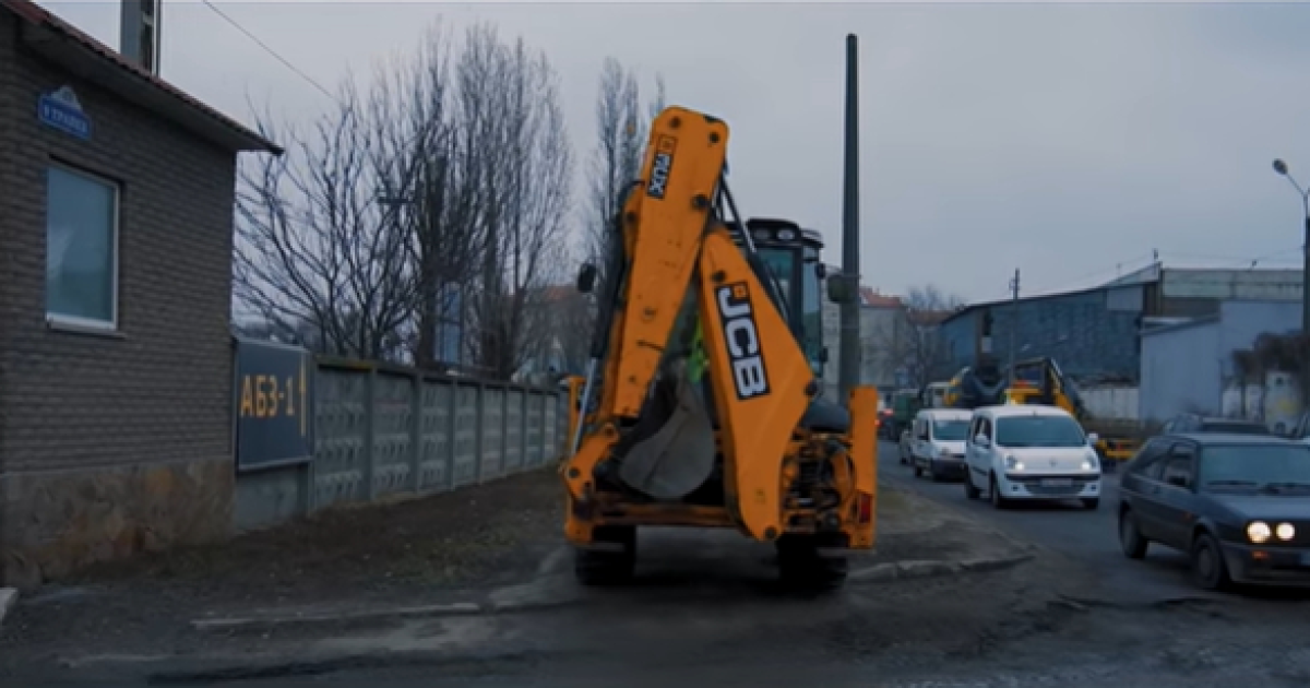 В Киеве сняли экстремальную поездку экскаватора по тротуару