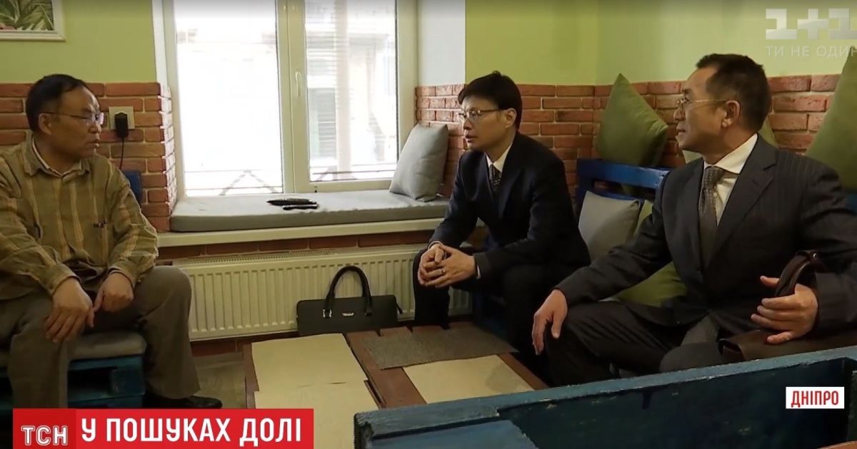 Пожилые китайцы приехали "поймать" себе в жены молодых белокурых украинок