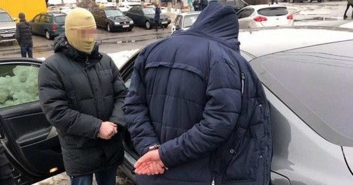 Чиновника Держгеокадастру впіймали на хабарі в понад $10 тисяч