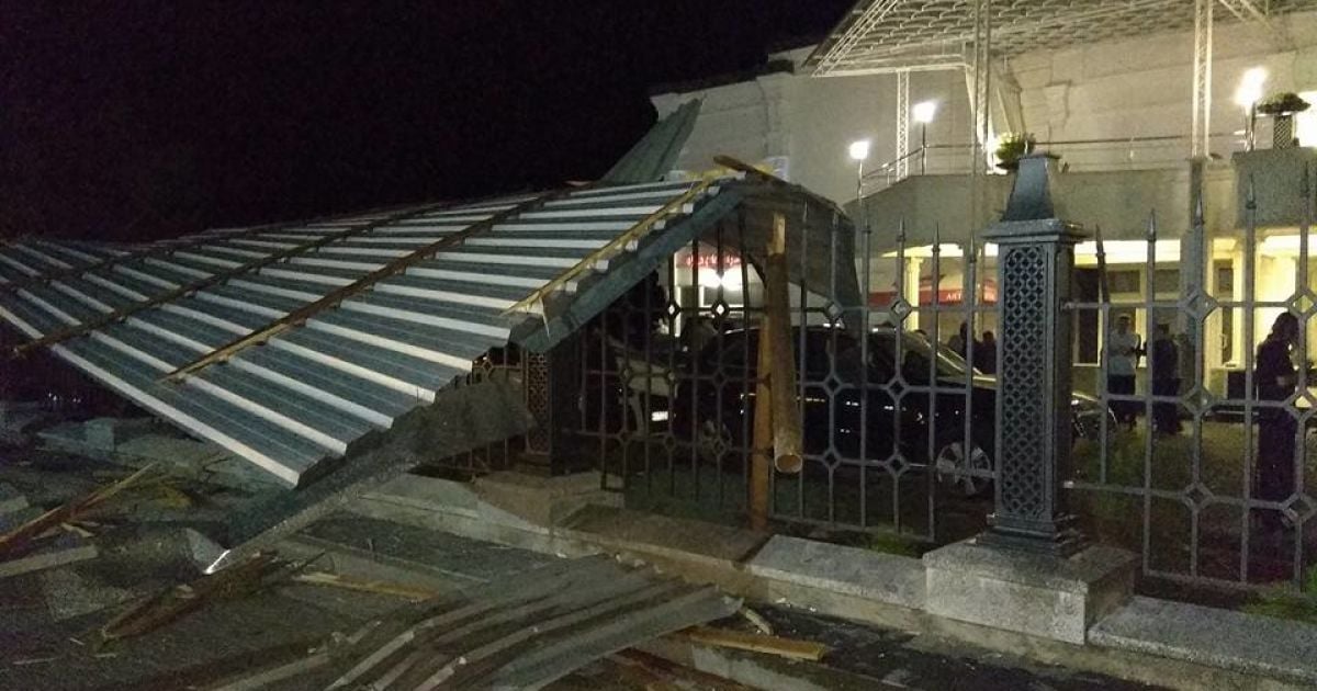 Зірваний дах нічного клубу на Прикарпатті / © pravda.if.ua