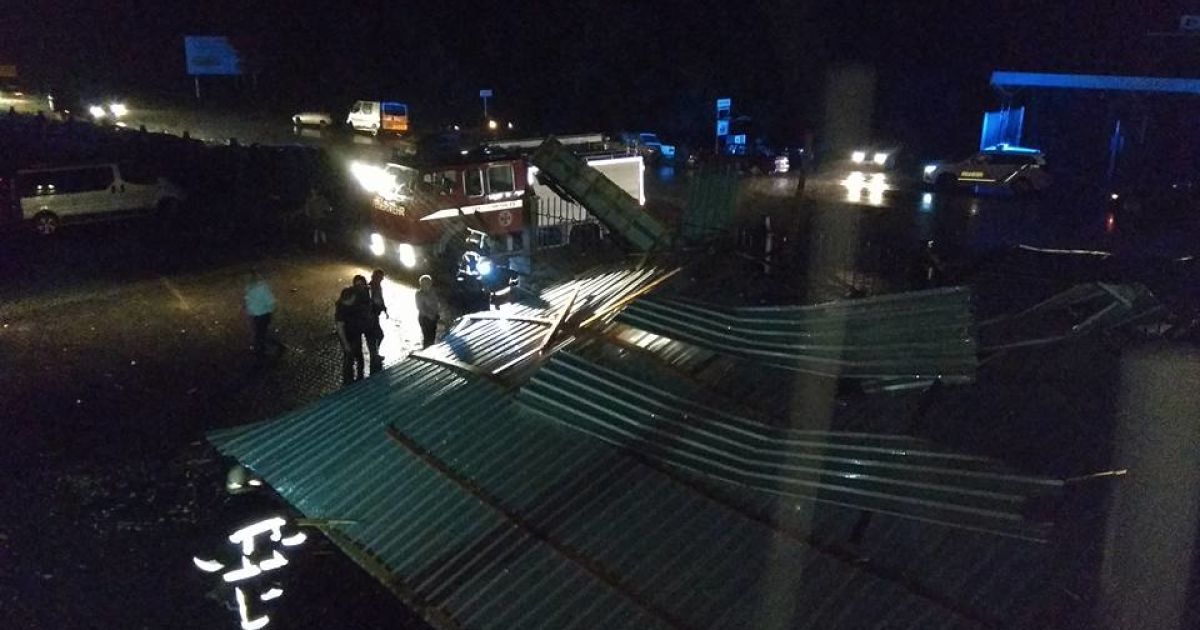 Зірваний дах нічного клубу на Прикарпатті / © pravda.if.ua