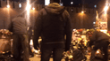 Мужчины в черном "зачищают" "мост Немцова" от цветов, портретов, свечей и флагов