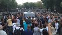 Полиция пытается убедить митингующих уйти с проспекта Баграмяна.