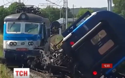 В Чехии столкнулись пассажирские поезда: десятки пострадавших