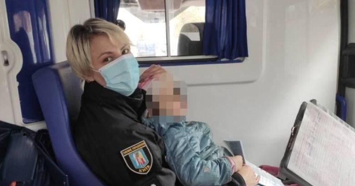 Знайдена вночі у багатоповерхівці Києва трирічна дівчинка потрапила до лікарні / © Полиция Киева / Facebook