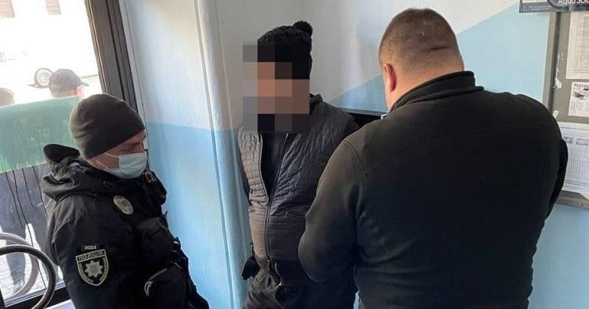 У центрі Києва чоловік з пневматичним пістолетом влаштував погром у приймальні депутата міськради / © Поліція Києва / Facebook