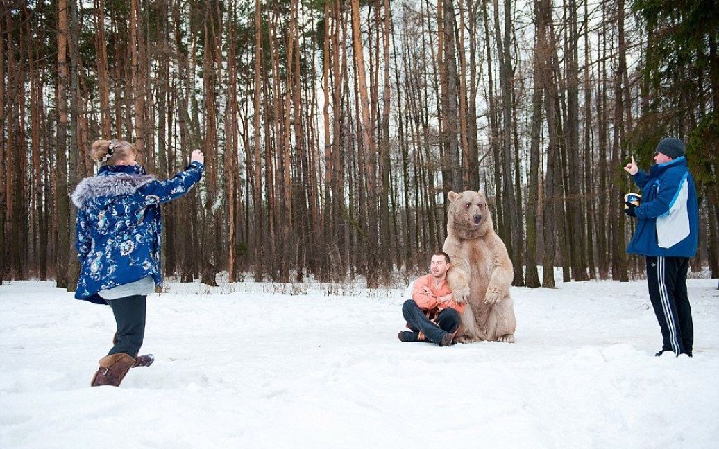 Модели обнимались с медведем. / © bilozerska.livejournal.com