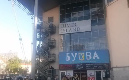 В Киеве "заминировали" огромный торговый центр: людей эвакуировали по лестницам