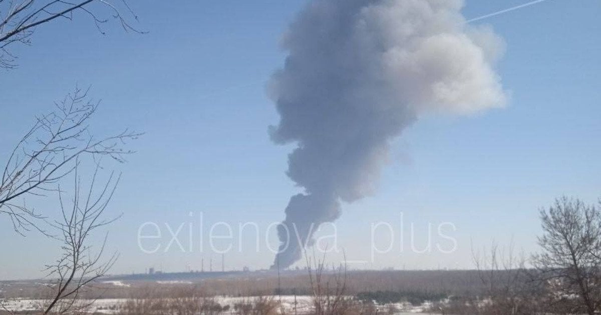 Дым над ПАО "Нижнекамскнефтехим" после взрывов