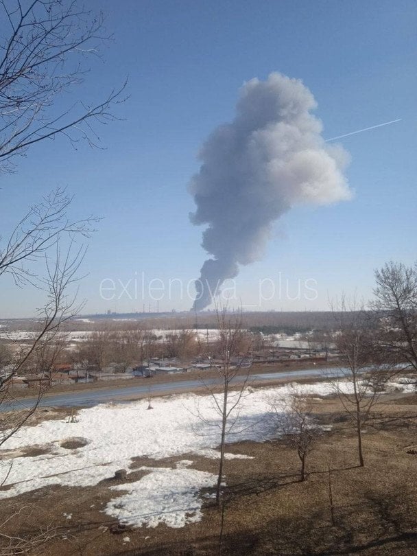Дрони влупили по нафтохімзаводу в Росії: палає пожежа, в небо валить дим (фото, відео)