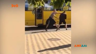 У Києві двоє маршрутників почали сперечатись за право першим вирушати з кінцевої