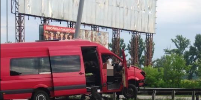 Смертельное ДТП под Киевом: микроавтобус столкнулся с лековушкой и налетел на отбойник