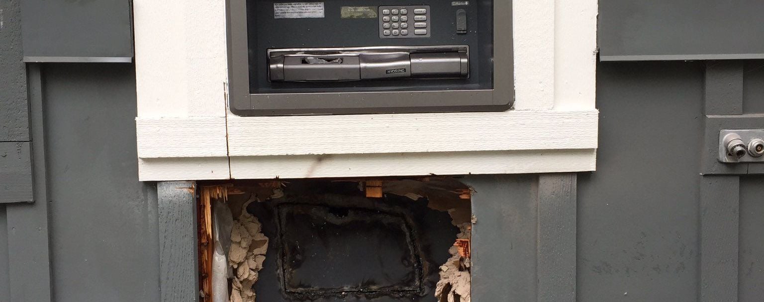 У США грабіжники випадково спалили всю готівку, коли грабували банкомат