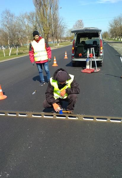 Перевірка якості асфальту на дорозі_4 / © Служба автомобильных дорог в Волынской области