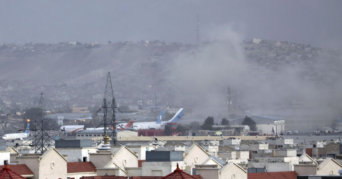 В аэропорту Кабула из-за взрывов погибло 90 человек, среди которых 12 военных США: Байден обратится к народу