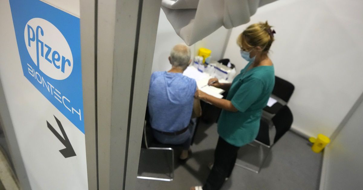 В Израиле заявили, что три дозы Pfizer нейтрализуют COVID-штамм "Омикрон" в четыре раза хуже, чем "Дельту"