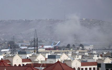 В аэропорту Кабула из-за взрывов погибло 90 человек, среди которых 12 военных США: Байден обратится к народу