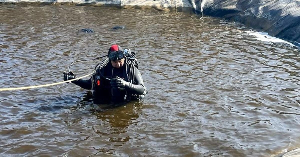Водолазы достали тела детей