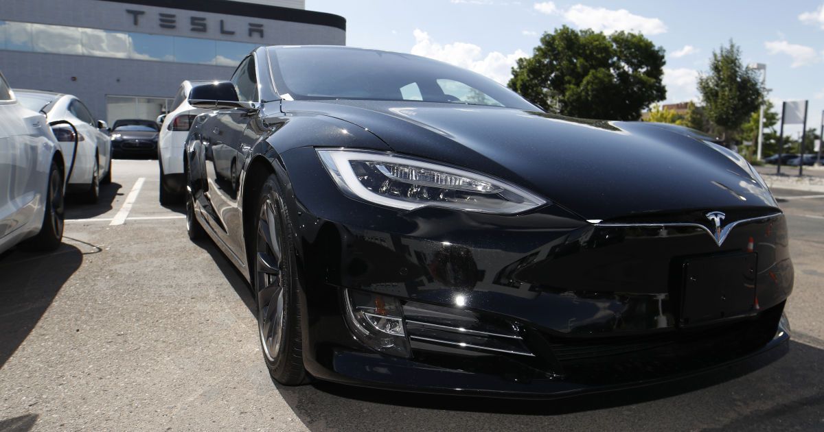 Знищила гараж та ще один електрокар: у США під час зарядки згоріла Tesla (відео)