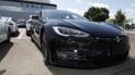 Водій Tesla на швидкості 160 км/год зніс декілька припаркованих авто та влетів у будівлю
