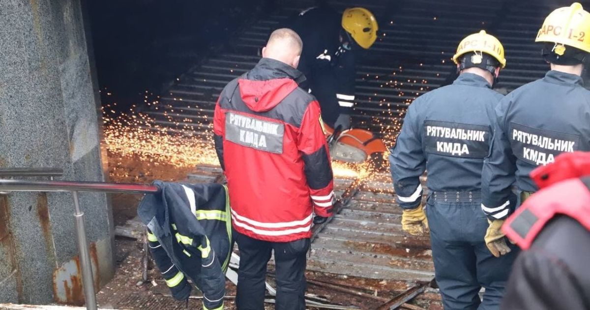 У переході на майдані Незалежності, де обвалилася стеля, працюють рятувальники / © КГГА