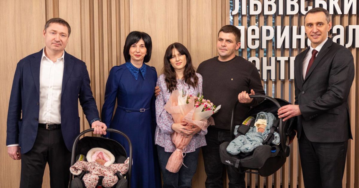 Двойнята с родителями и чиновниками