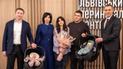 Двійнята з батьками та посадовцями